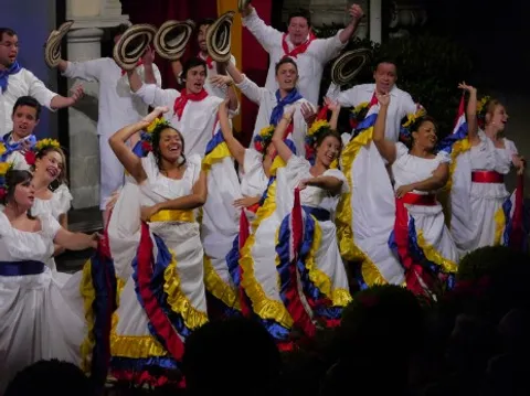 Chor in Tracht auf der Bühne im Schlosshof Porcia