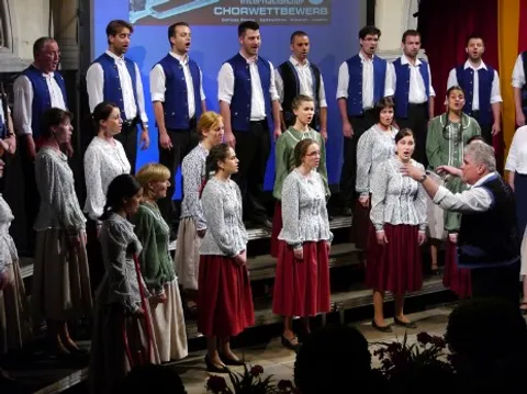 Chor in Tracht auf der Bühne im Schlosshof Porcia