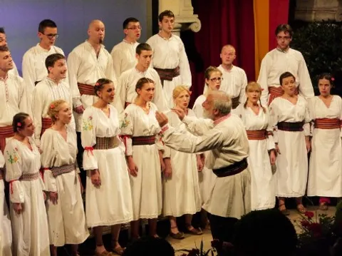 Chor in Tracht auf der Bühne im Schlosshof Porcia