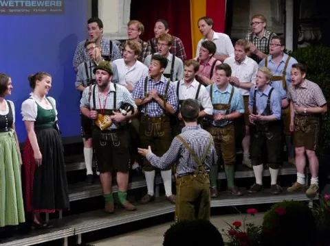 Chor in Tracht auf der Bühne im Schlosshof Porcia