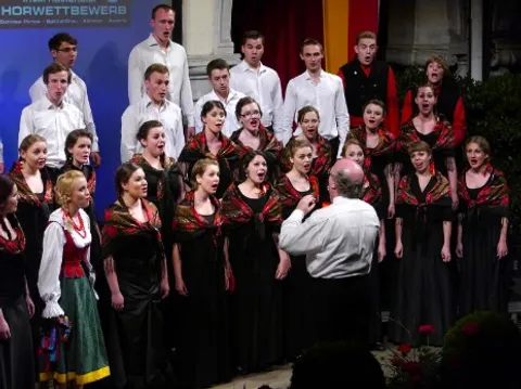 Chor in Tracht auf der Bühne im Schlosshof Porcia
