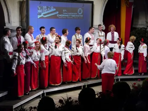 Chor in Tracht auf der Bühne im Schlosshof Porcia