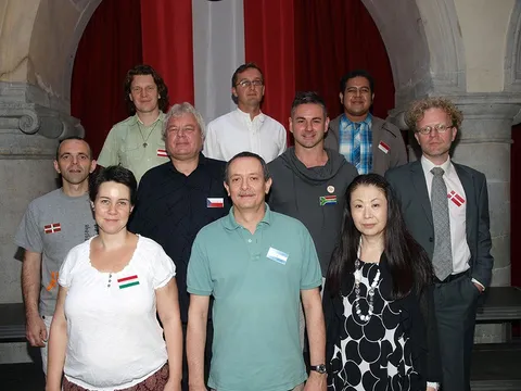 Die Chorleiterinnen und Chorleiter mit den Fahnen ihrer Länder