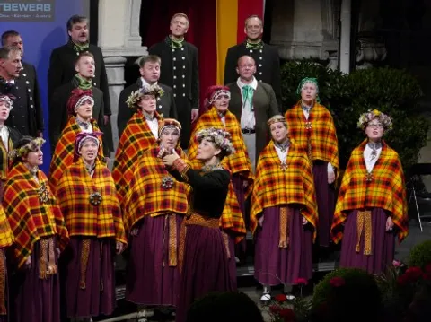 Chor in Tracht auf der Bühne im Schlosshof Porcia