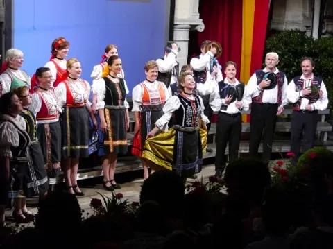 Chor in Tracht auf der Bühne im Schlosshof Porcia